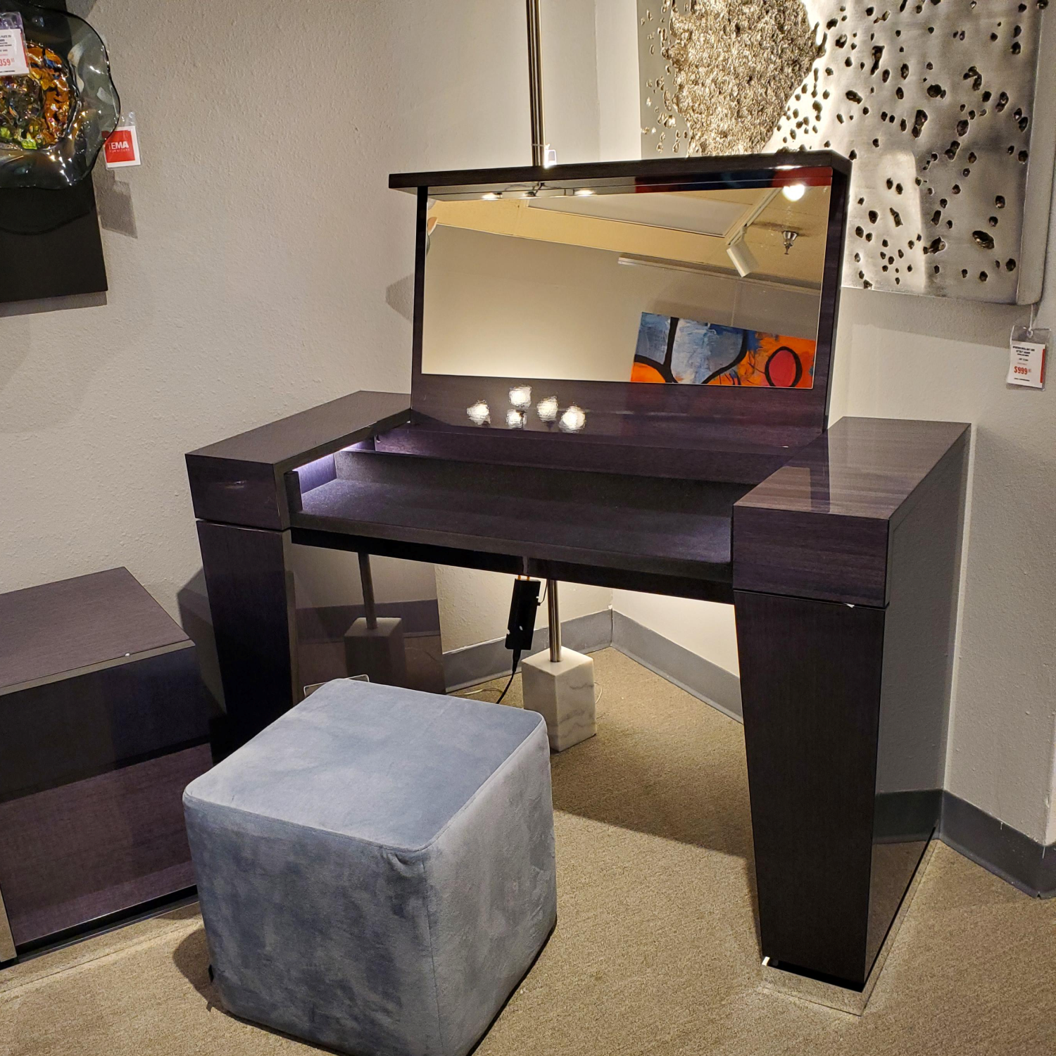 Monte Carlo Vanity Image with Top Open in Showroom