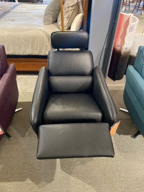 Aura Recliner Kohle in Black Leather & Stainless Steel