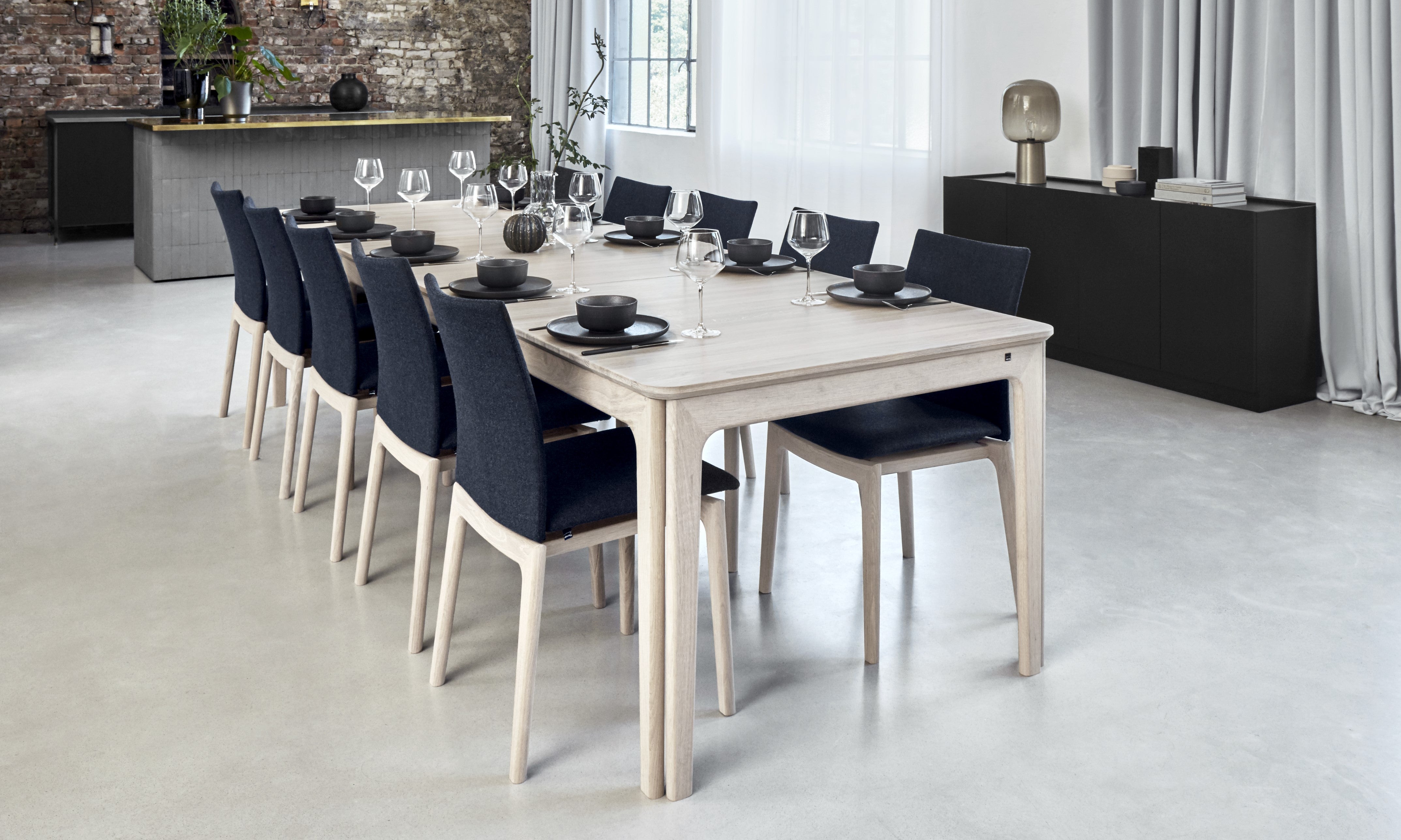 A modern dining room with a Skovby SM26 expanding table and chairs.